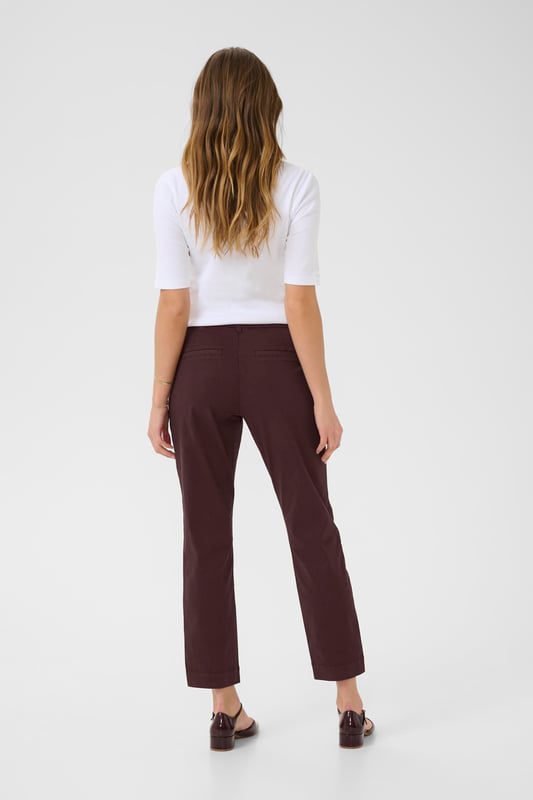 Damen-Chinohose in regulärer Passform und verkürzter Länge für vielseitige Outfits. Mit klassischen Gürtelschlaufen und bequemem Bund für Alltag und Büro.  Schonwäsche 30°, Nicht bleichen, Nicht im Trockner trocknen, Tropnass aufhängen im Schatten, Kalt bügeln max. 110° C, Trockenreinigung  98% Baumwolle,2% Elasthan