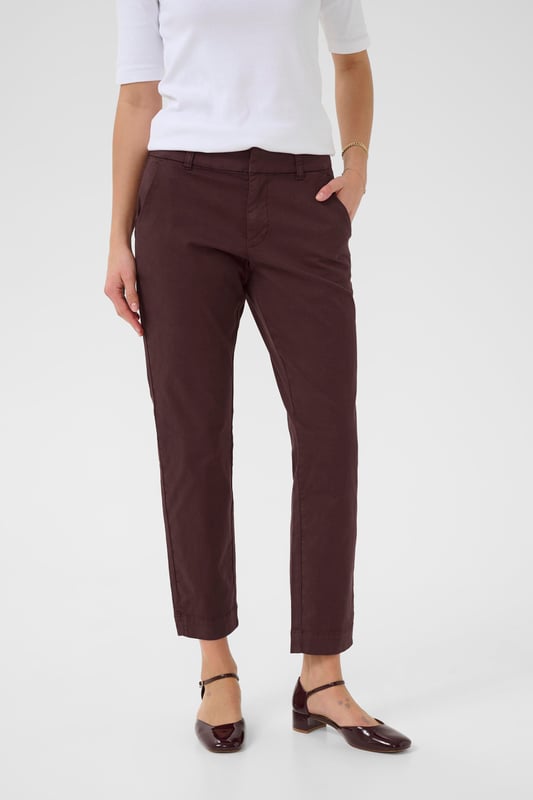 Damen-Chinohose in regulärer Passform und verkürzter Länge für vielseitige Outfits. Mit klassischen Gürtelschlaufen und bequemem Bund für Alltag und Büro.  Schonwäsche 30°, Nicht bleichen, Nicht im Trockner trocknen, Tropnass aufhängen im Schatten, Kalt bügeln max. 110° C, Trockenreinigung  98% Baumwolle,2% Elasthan