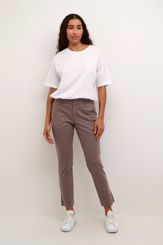 Damen-Chinohose in regulärer Passform und verkürzter Länge für vielseitige Outfits. Mit klassischen Gürtelschlaufen und bequemem Bund für Alltag und Büro.  Schonwäsche 30°, Nicht bleichen, Nicht im Trockner trocknen, Tropnass aufhängen im Schatten, Kalt bügeln max. 110° C, Trockenreinigung  98% Baumwolle,2% Elasthan