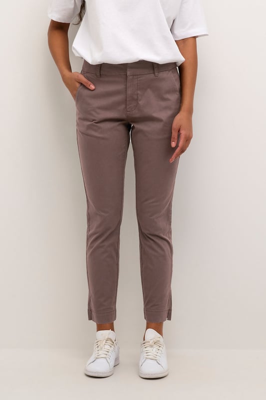 Damen-Chinohose in regulärer Passform und verkürzter Länge für vielseitige Outfits. Mit klassischen Gürtelschlaufen und bequemem Bund für Alltag und Büro.  Schonwäsche 30°, Nicht bleichen, Nicht im Trockner trocknen, Tropnass aufhängen im Schatten, Kalt bügeln max. 110° C, Trockenreinigung  98% Baumwolle,2% Elasthan