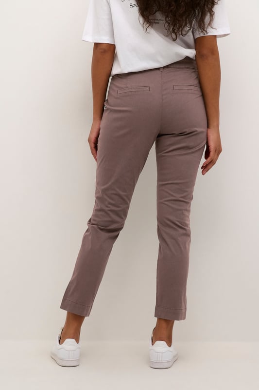 Damen-Chinohose in regulärer Passform und verkürzter Länge für vielseitige Outfits. Mit klassischen Gürtelschlaufen und bequemem Bund für Alltag und Büro.  Schonwäsche 30°, Nicht bleichen, Nicht im Trockner trocknen, Tropnass aufhängen im Schatten, Kalt bügeln max. 110° C, Trockenreinigung  98% Baumwolle,2% Elasthan