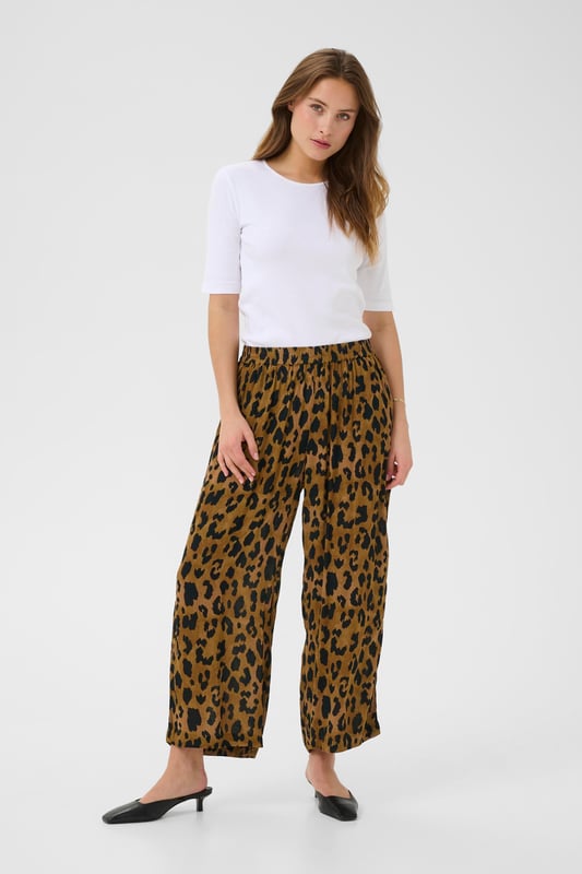 Fijne was 30°, niet bleken, niet in de droger drogen, Liggend laten drogen in de schaduw, koud strijken max. 110° C,.  100% Viscose (LENZING™ ECOVERO™)