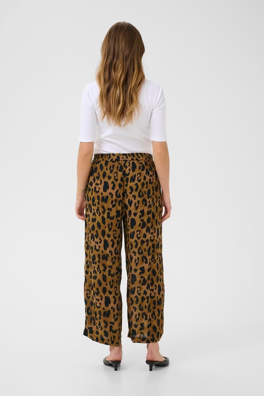 Fijne was 30°, niet bleken, niet in de droger drogen, Liggend laten drogen in de schaduw, koud strijken max. 110° C,.  100% Viscose (LENZING™ ECOVERO™)