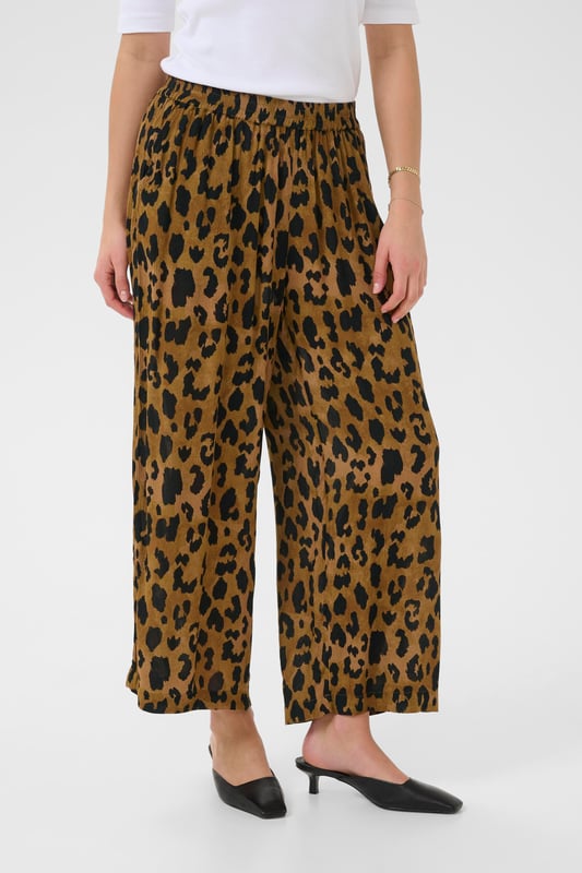 Fijne was 30°, niet bleken, niet in de droger drogen, Liggend laten drogen in de schaduw, koud strijken max. 110° C,.  100% Viscose (LENZING™ ECOVERO™)