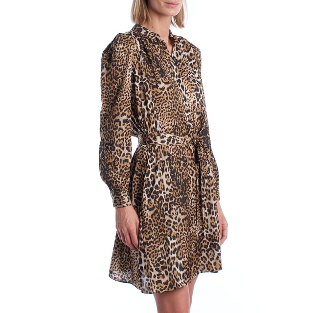 Vestido corto estampado animal Zadig & Voltaire – Elegancia salvaje con un toque sofisticado.\n\nEste vestido corto de Zadig & Voltaire destaca por su llamativo estampado animal print que aporta fuerza y carácter a cualquier look. Confeccionado en un tejido ligero y fluido, este diseño combina estilo y comodidad en una silueta femenina ideal para el día o la noche.\n\nEl diseño incluye mangas largas ligeramente abullonadas, puños con botón, escote en pico con pequeños volantes y una cinturilla elástica en la parte trasera que realza la figura sin perder confort. Se complementa con un cinturón a juego para ajustar y estilizar aún más el corte.\n\nPerfecto para combinar con botas, sneakers o sandalias según la ocasión, este vestido se convierte en un imprescindible con personalidad propia.\n\nDetalles:\n- Vestido corto estampado.\n- Estampado animal print.\n- Escote en pico con detalle fruncido.\n- Mangas largas con puños y botón.\n- Cintura elástica en la espalda, con cinturón del mismo tejido.\n- Bolsillos laterales discretos.\n- Largo por encima de la rodilla.\n- Tejido ligero y fluido, suave al tacto.\n\nUna vestido corto que encarna el espíritu libre y atrevido de la marca, ideal para mujeres que quieren destacar con estilo.\n Composición: 100% Poliéster\n Cuidados:\nLavar en máquina en programa delicado (máx. 20º). \nNo usar lejía. \nNo secar en secadora. \nPlanchar a baja temperatura si es necesario.