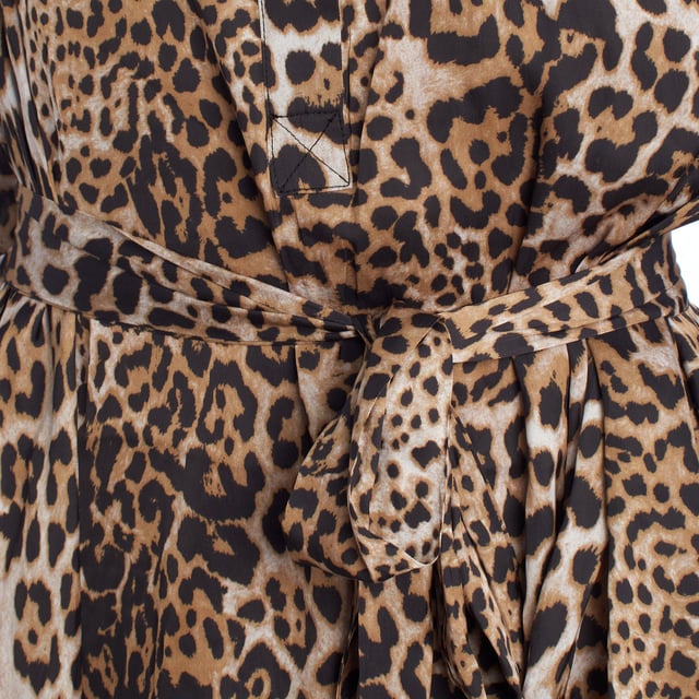 Vestido corto estampado animal Zadig & Voltaire – Elegancia salvaje con un toque sofisticado.\n\nEste vestido corto de Zadig & Voltaire destaca por su llamativo estampado animal print que aporta fuerza y carácter a cualquier look. Confeccionado en un tejido ligero y fluido, este diseño combina estilo y comodidad en una silueta femenina ideal para el día o la noche.\n\nEl diseño incluye mangas largas ligeramente abullonadas, puños con botón, escote en pico con pequeños volantes y una cinturilla elástica en la parte trasera que realza la figura sin perder confort. Se complementa con un cinturón a juego para ajustar y estilizar aún más el corte.\n\nPerfecto para combinar con botas, sneakers o sandalias según la ocasión, este vestido se convierte en un imprescindible con personalidad propia.\n\nDetalles:\n- Vestido corto estampado.\n- Estampado animal print.\n- Escote en pico con detalle fruncido.\n- Mangas largas con puños y botón.\n- Cintura elástica en la espalda, con cinturón del mismo tejido.\n- Bolsillos laterales discretos.\n- Largo por encima de la rodilla.\n- Tejido ligero y fluido, suave al tacto.\n\nUna vestido corto que encarna el espíritu libre y atrevido de la marca, ideal para mujeres que quieren destacar con estilo.\n Composición: 100% Poliéster\n Cuidados:\nLavar en máquina en programa delicado (máx. 20º). \nNo usar lejía. \nNo secar en secadora. \nPlanchar a baja temperatura si es necesario.