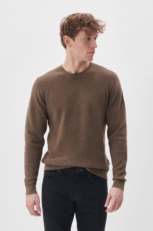 Herrenpullover mit Rundhalsausschnitt, klassischer Passform und gerippten Abschlüssen. Weicher Strick bietet Komfort. Vielseitig im Alltag tragbar.  Schonwäsche 30°, Nicht bleichen, Nicht im Trockner trocknen, Liegend trocken., Kalt bügeln max. 110° C, Professionelle Reinigung.  80% Baumwolle,20% Polyamid