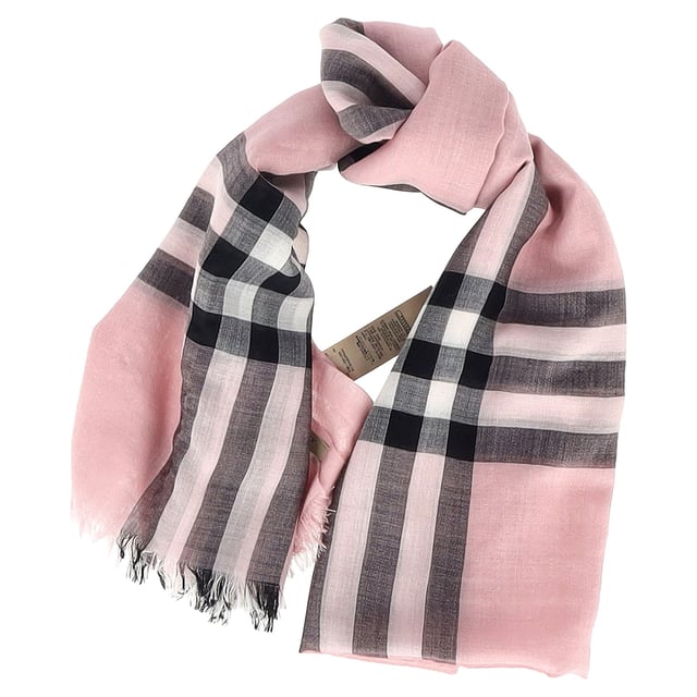 VINTAGE, RRP AS NEW
The **Burberry Check Print Fringed Scarf** in pink wool is a luxurious and versatile accessory, showcasing the iconic check pattern in a soft, feminine hue. Its plush wool fabric keeps you cozy while the fringed edges add a touch of casual elegance. **Style Tip:** Drape it over a neutral-toned sweater and tailored coat to brighten up a winter look, or tie it around the handle of your handbag for a chic pop of color.

 Burberry Check Print Fringed Scarf in Pink Wool

Condition: Excellent
Signs of wear:  No sign of wear.
Packaging: None
Color: Pink
Material: Wool
Size: One Size | One Size
Measurements: Height: 2160; Length: 1620
SKU: NAPPUGBAC511836W