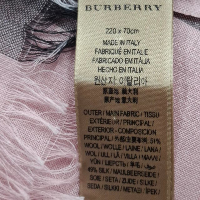 VINTAGE, RRP AS NEW
The **Burberry Check Print Fringed Scarf** in pink wool is a luxurious and versatile accessory, showcasing the iconic check pattern in a soft, feminine hue. Its plush wool fabric keeps you cozy while the fringed edges add a touch of casual elegance. **Style Tip:** Drape it over a neutral-toned sweater and tailored coat to brighten up a winter look, or tie it around the handle of your handbag for a chic pop of color.

 Burberry Check Print Fringed Scarf in Pink Wool

Condition: Excellent
Signs of wear:  No sign of wear.
Packaging: None
Color: Pink
Material: Wool
Size: One Size | One Size
Measurements: Height: 2160; Length: 1620
SKU: NAPPUGBAC511836W