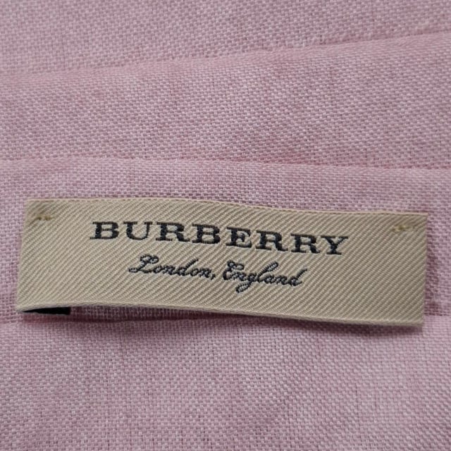 VINTAGE, RRP AS NEW
The **Burberry Check Print Fringed Scarf** in pink wool is a luxurious and versatile accessory, showcasing the iconic check pattern in a soft, feminine hue. Its plush wool fabric keeps you cozy while the fringed edges add a touch of casual elegance. **Style Tip:** Drape it over a neutral-toned sweater and tailored coat to brighten up a winter look, or tie it around the handle of your handbag for a chic pop of color.

 Burberry Check Print Fringed Scarf in Pink Wool

Condition: Excellent
Signs of wear:  No sign of wear.
Packaging: None
Color: Pink
Material: Wool
Size: One Size | One Size
Measurements: Height: 2160; Length: 1620
SKU: NAPPUGBAC511836W