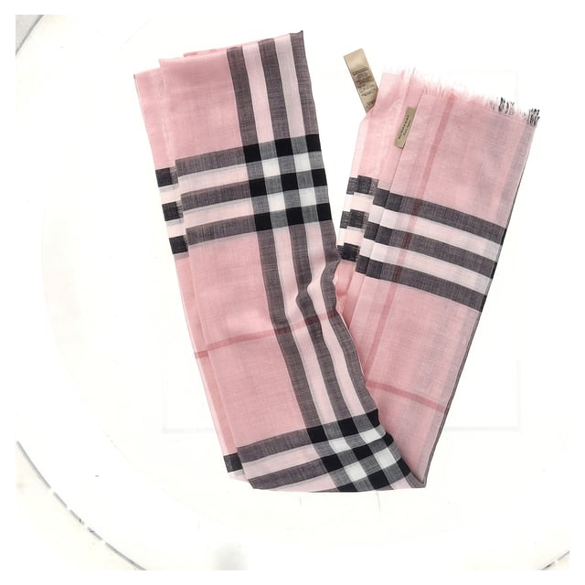 VINTAGE, RRP AS NEW
The **Burberry Check Print Fringed Scarf** in pink wool is a luxurious and versatile accessory, showcasing the iconic check pattern in a soft, feminine hue. Its plush wool fabric keeps you cozy while the fringed edges add a touch of casual elegance. **Style Tip:** Drape it over a neutral-toned sweater and tailored coat to brighten up a winter look, or tie it around the handle of your handbag for a chic pop of color.

 Burberry Check Print Fringed Scarf in Pink Wool

Condition: Excellent
Signs of wear:  No sign of wear.
Packaging: None
Color: Pink
Material: Wool
Size: One Size | One Size
Measurements: Height: 2160; Length: 1620
SKU: NAPPUGBAC511836W