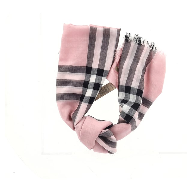 VINTAGE, RRP AS NEW
The **Burberry Check Print Fringed Scarf** in pink wool is a luxurious and versatile accessory, showcasing the iconic check pattern in a soft, feminine hue. Its plush wool fabric keeps you cozy while the fringed edges add a touch of casual elegance. **Style Tip:** Drape it over a neutral-toned sweater and tailored coat to brighten up a winter look, or tie it around the handle of your handbag for a chic pop of color.

 Burberry Check Print Fringed Scarf in Pink Wool

Condition: Excellent
Signs of wear:  No sign of wear.
Packaging: None
Color: Pink
Material: Wool
Size: One Size | One Size
Measurements: Height: 2160; Length: 1620
SKU: NAPPUGBAC511836W
