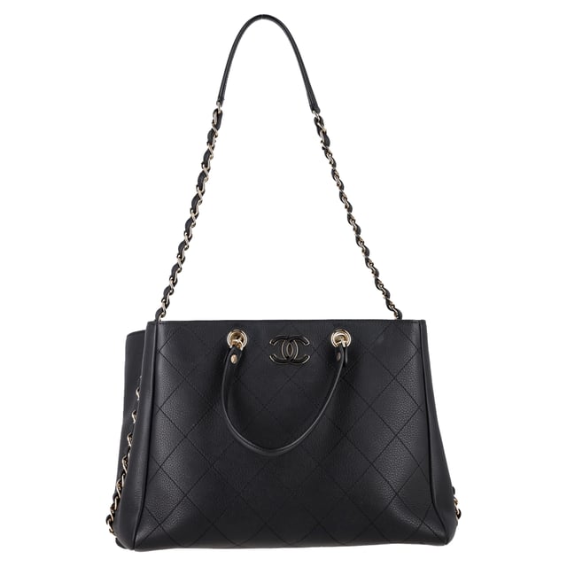 VINTAGE, RRP AS NEW
From Karl Lagerfeld’s Spring/Summer 2019 Collection, the Chanel Bullskin Shopping Bag embodies everyday elegance with a distinctly modern edge. Crafted from supple black bullskin leather and accented with signature gold-tone hardware, this tote features classic chain-link shoulder straps, a snap-top closure, and a spacious canvas-lined interior with dual pockets for effortless organization. It’s where luxury meets functionality — timeless, versatile, and unmistakably Chanel.


Chanel Bullskin Shopping Bag in Black Leather
Condition: Very good
Signs of wear: No retail tag, No visible sign of wear., Lightly used but very well maintained. Minor creasing, light worn corners, light scratches.
Packaging: None
Color: black
Material: Leather | leather
Size: One Size | One Size
Measurements: Width: 160; Height: 230; Length: 320; Handle drop: 100; Strap length: 600
SKU: NAPPUGBBA504140W