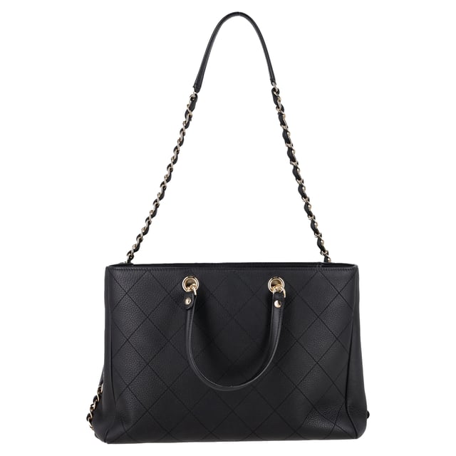 VINTAGE, RRP AS NEW
From Karl Lagerfeld’s Spring/Summer 2019 Collection, the Chanel Bullskin Shopping Bag embodies everyday elegance with a distinctly modern edge. Crafted from supple black bullskin leather and accented with signature gold-tone hardware, this tote features classic chain-link shoulder straps, a snap-top closure, and a spacious canvas-lined interior with dual pockets for effortless organization. It’s where luxury meets functionality — timeless, versatile, and unmistakably Chanel.


Chanel Bullskin Shopping Bag in Black Leather
Condition: Very good
Signs of wear: No retail tag, No visible sign of wear., Lightly used but very well maintained. Minor creasing, light worn corners, light scratches.
Packaging: None
Color: black
Material: Leather | leather
Size: One Size | One Size
Measurements: Width: 160; Height: 230; Length: 320; Handle drop: 100; Strap length: 600
SKU: NAPPUGBBA504140W