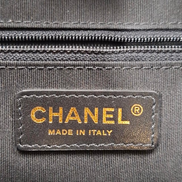 VINTAGE, RRP AS NEW
From Karl Lagerfeld’s Spring/Summer 2019 Collection, the Chanel Bullskin Shopping Bag embodies everyday elegance with a distinctly modern edge. Crafted from supple black bullskin leather and accented with signature gold-tone hardware, this tote features classic chain-link shoulder straps, a snap-top closure, and a spacious canvas-lined interior with dual pockets for effortless organization. It’s where luxury meets functionality — timeless, versatile, and unmistakably Chanel.


Chanel Bullskin Shopping Bag in Black Leather
Condition: Very good
Signs of wear: No retail tag, No visible sign of wear., Lightly used but very well maintained. Minor creasing, light worn corners, light scratches.
Packaging: None
Color: black
Material: Leather | leather
Size: One Size | One Size
Measurements: Width: 160; Height: 230; Length: 320; Handle drop: 100; Strap length: 600
SKU: NAPPUGBBA504140W