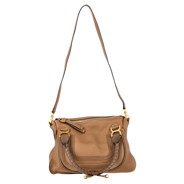 VINTAGE, RRP AS NEW
The Chloé Medium Marcie Handbag in rich brown calf leather blends bohemian charm with timeless sophistication. Its signature curved silhouette and hand-stitched detailing make it a chic yet practical everyday companion. **Styling Tip:** Complement its earthy tone with flowy fabrics, denim, or a classic trench for an effortlessly polished look.

Chloé Medium Marcie Handbag in Brown Calf Leather

Condition: Excellent
Signs of wear: No retail tag, No visible sign of wear., 
Packaging: Dust bag
Color: Brown | ochre
Material: Leather | calfskin leather
Size: One Size | One Size
Measurements: Width: 115; Height: 270; Length: 360; Handle drop: 150; Strap length: 0
SKU: NAPPUGBBA496252W