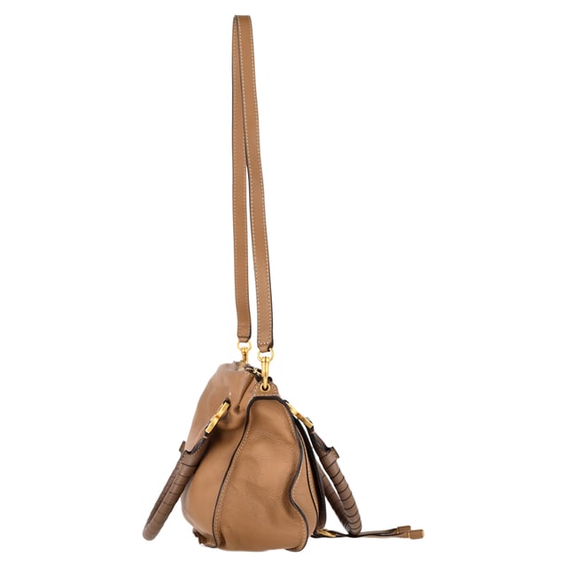 VINTAGE, RRP AS NEW
The Chloé Medium Marcie Handbag in rich brown calf leather blends bohemian charm with timeless sophistication. Its signature curved silhouette and hand-stitched detailing make it a chic yet practical everyday companion. **Styling Tip:** Complement its earthy tone with flowy fabrics, denim, or a classic trench for an effortlessly polished look.

Chloé Medium Marcie Handbag in Brown Calf Leather

Condition: Excellent
Signs of wear: No retail tag, No visible sign of wear., 
Packaging: Dust bag
Color: Brown | ochre
Material: Leather | calfskin leather
Size: One Size | One Size
Measurements: Width: 115; Height: 270; Length: 360; Handle drop: 150; Strap length: 0
SKU: NAPPUGBBA496252W