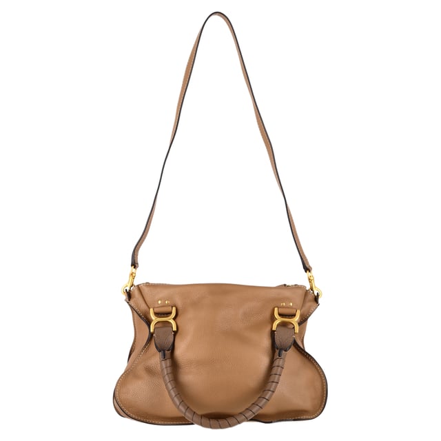 VINTAGE, RRP AS NEW
The Chloé Medium Marcie Handbag in rich brown calf leather blends bohemian charm with timeless sophistication. Its signature curved silhouette and hand-stitched detailing make it a chic yet practical everyday companion. **Styling Tip:** Complement its earthy tone with flowy fabrics, denim, or a classic trench for an effortlessly polished look.

Chloé Medium Marcie Handbag in Brown Calf Leather

Condition: Excellent
Signs of wear: No retail tag, No visible sign of wear., 
Packaging: Dust bag
Color: Brown | ochre
Material: Leather | calfskin leather
Size: One Size | One Size
Measurements: Width: 115; Height: 270; Length: 360; Handle drop: 150; Strap length: 0
SKU: NAPPUGBBA496252W