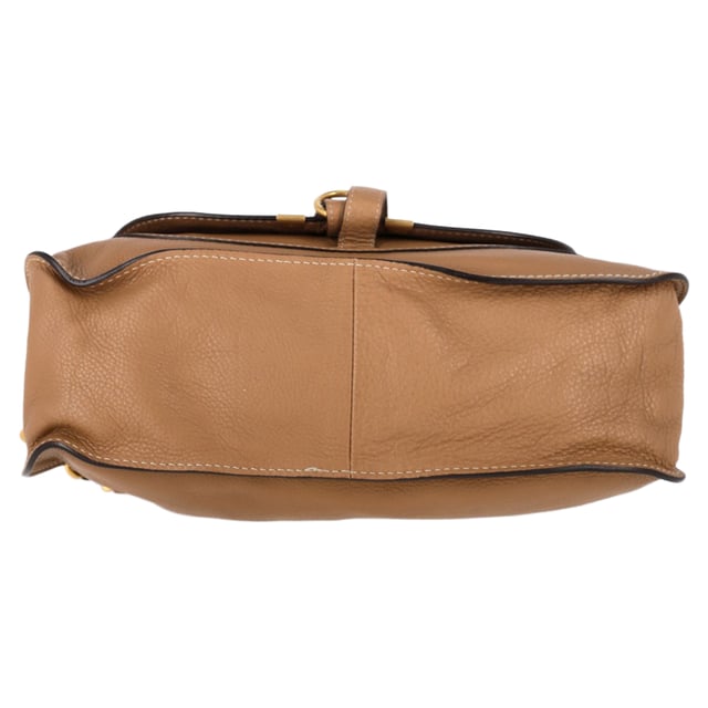 VINTAGE, RRP AS NEW
The Chloé Medium Marcie Handbag in rich brown calf leather blends bohemian charm with timeless sophistication. Its signature curved silhouette and hand-stitched detailing make it a chic yet practical everyday companion. **Styling Tip:** Complement its earthy tone with flowy fabrics, denim, or a classic trench for an effortlessly polished look.

Chloé Medium Marcie Handbag in Brown Calf Leather

Condition: Excellent
Signs of wear: No retail tag, No visible sign of wear., 
Packaging: Dust bag
Color: Brown | ochre
Material: Leather | calfskin leather
Size: One Size | One Size
Measurements: Width: 115; Height: 270; Length: 360; Handle drop: 150; Strap length: 0
SKU: NAPPUGBBA496252W