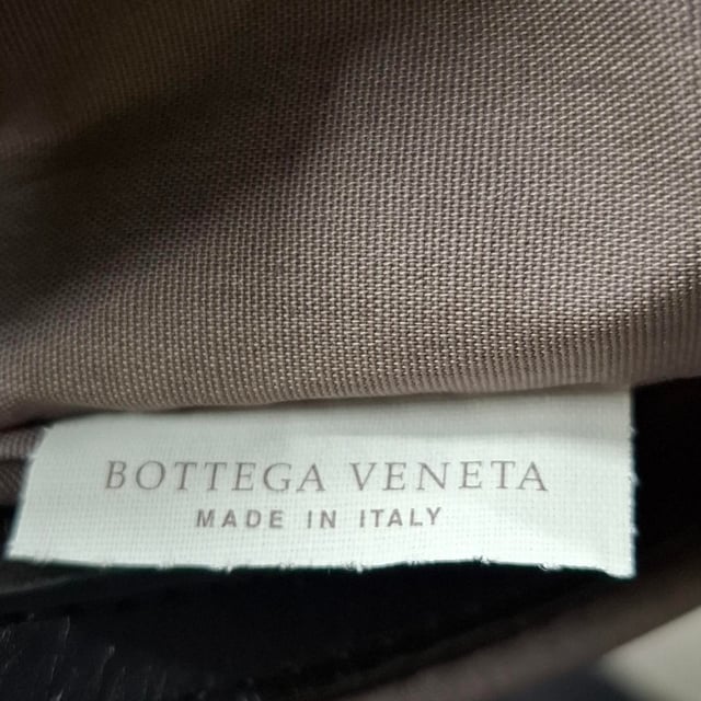 VINTAGE, RRP AS NEW
Elevate your wardrobe with the Bottega Veneta Medium Zipped Intrecciato Shoulder Bag in luxurious black leather—a refined blend of artisanal craftsmanship and modern elegance. Boasting the iconic woven intrecciato texture and a secure top-zip closure, this versatile piece keeps your essentials organized in style. **Styling Tip:** Wear it with an all-black tailored jumpsuit and sleek heels for a minimalist, high-fashion look—let the woven detailing take center stage.

 Bottega Veneta Medium Zipped Intrecciato Shoulder Bag in Black Leather

Condition: Excellent
Signs of wear: No retail tag, No visible sign of wear., 
Packaging: Dust bag
Color: Black
Material: Leather | leather
Size: One Size | One Size
Measurements: Width: 140; Height: 280; Length: 380; Handle drop: 130; Strap length: 0
SKU: NAPPUGBBA506784W
