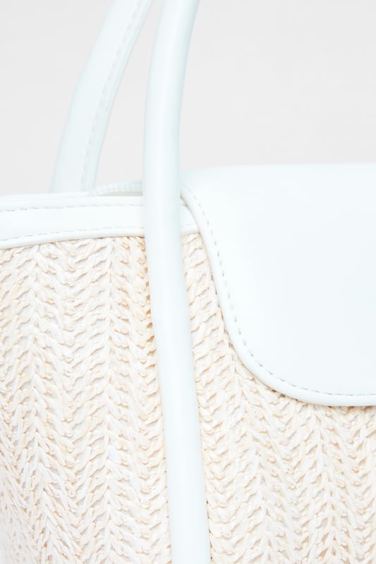 - Woven finish - Faux leather trim - Zip closure - Detachable strap - Top handle - Length: 19cm - Depth: 11.5cm - Height: 16cm approx