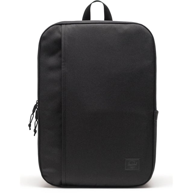 Houd het eenvoudig voor de klas. Gemaakt van gerecyclede EcoSystem-stoffen, vervoert deze minimalistische rugzak comfortabel je schoolbenodigdheden, met een ritsvak aan de voorkant en een ruime hoofdcompartiment.