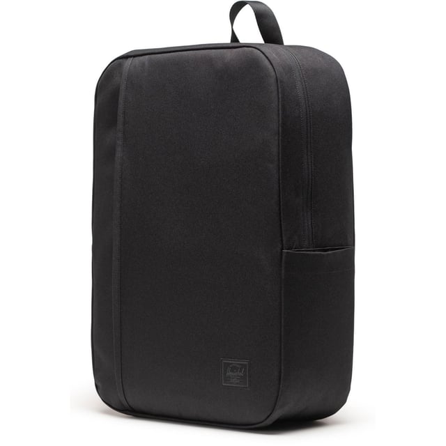 Houd het eenvoudig voor de klas. Gemaakt van gerecyclede EcoSystem-stoffen, vervoert deze minimalistische rugzak comfortabel je schoolbenodigdheden, met een ritsvak aan de voorkant en een ruime hoofdcompartiment.