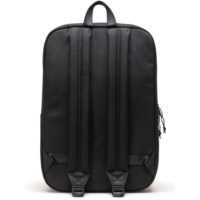 Houd het eenvoudig voor de klas. Gemaakt van gerecyclede EcoSystem-stoffen, vervoert deze minimalistische rugzak comfortabel je schoolbenodigdheden, met een ritsvak aan de voorkant en een ruime hoofdcompartiment.