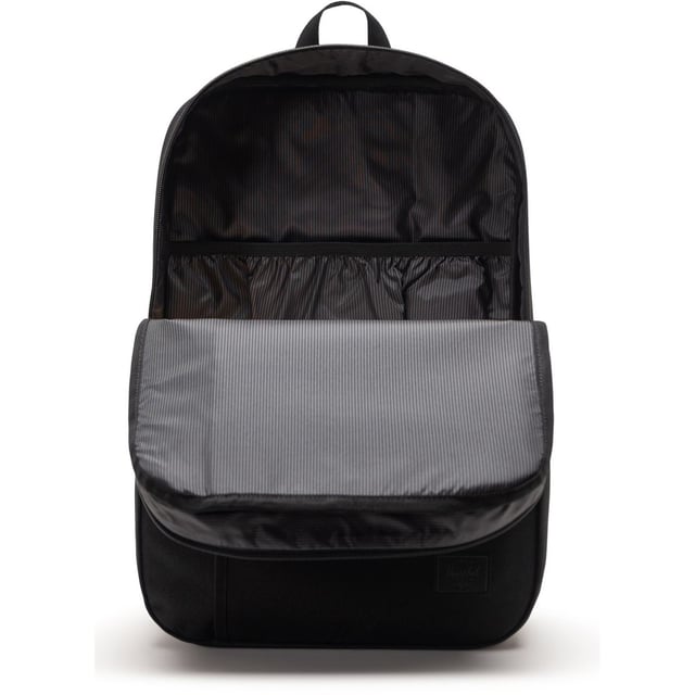 Houd het eenvoudig voor de klas. Gemaakt van gerecyclede EcoSystem-stoffen, vervoert deze minimalistische rugzak comfortabel je schoolbenodigdheden, met een ritsvak aan de voorkant en een ruime hoofdcompartiment.