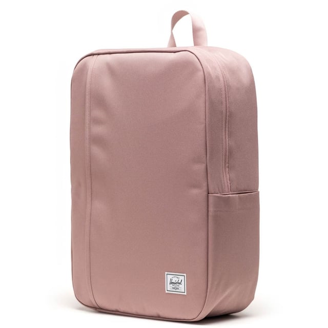 Houd het simpel voor de klas. Gemaakt van gerecyclede EcoSystem-stoffen, biedt deze minimalistische rugzak comfortabel ruimte voor je schoolbenodigdheden, met een ritsvak aan de voorkant en een ruime hoofdcompartiment.