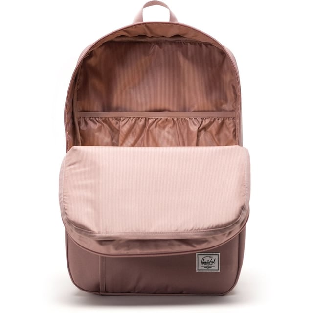 Houd het simpel voor de klas. Gemaakt van gerecyclede EcoSystem-stoffen, biedt deze minimalistische rugzak comfortabel ruimte voor je schoolbenodigdheden, met een ritsvak aan de voorkant en een ruime hoofdcompartiment.