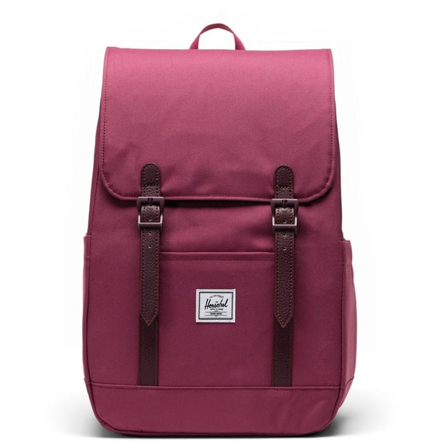 Kleine rugzak, grote persoonlijkheid. Ontworpen voor drukke levens, draagt de alpen-geïnspireerde Retreat Small Backpack je spullen en tech en is gemaakt van 100% gerecycled EcoSystem-stof.