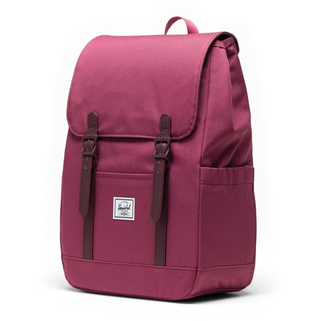 Kleine rugzak, grote persoonlijkheid. Ontworpen voor drukke levens, draagt de alpen-geïnspireerde Retreat Small Backpack je spullen en tech en is gemaakt van 100% gerecycled EcoSystem-stof.
