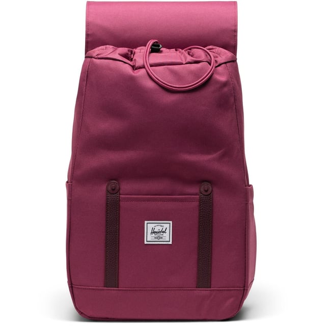 Kleine rugzak, grote persoonlijkheid. Ontworpen voor drukke levens, draagt de alpen-geïnspireerde Retreat Small Backpack je spullen en tech en is gemaakt van 100% gerecycled EcoSystem-stof.