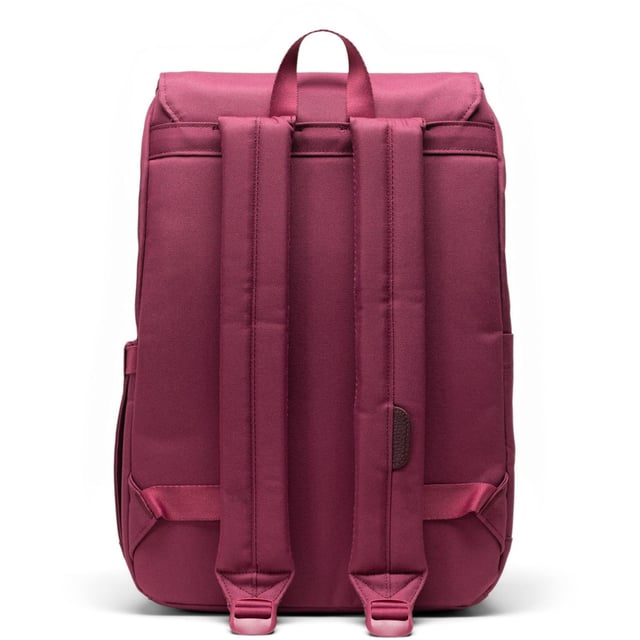 Kleine rugzak, grote persoonlijkheid. Ontworpen voor drukke levens, draagt de alpen-geïnspireerde Retreat Small Backpack je spullen en tech en is gemaakt van 100% gerecycled EcoSystem-stof.