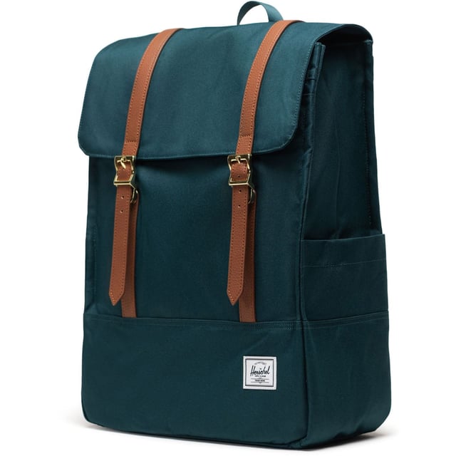  gemaakt om te bewegen. Ontworpen om het stedelijke terrein te verkennen per fiets of te voet en gestroomlijnd om soepel door drukke bussen en treinen te glijden, ongeacht hoe je pendelt, vervoert de Survey Backpack je essentiële spullen voor de werkdag.