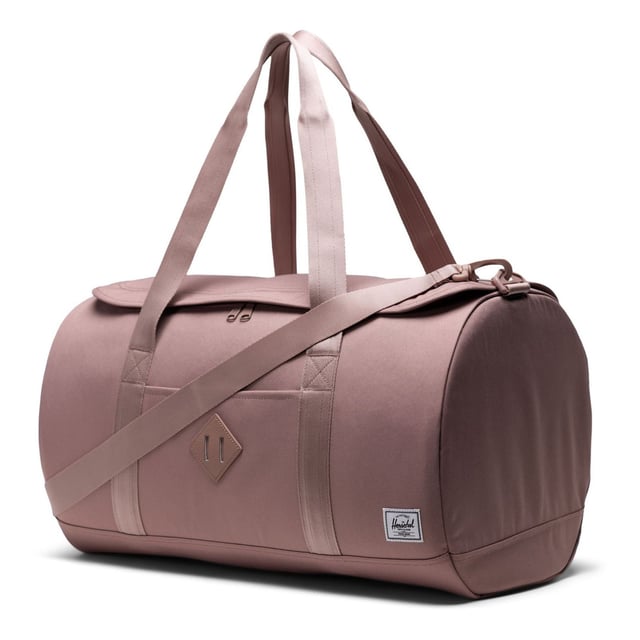Pack for last-minute plans. Made with our signature diamond detail and 100% recycled EcoSystem fabrics, the Herschel Heritage Duffle offers easy-access packing with a U-shaped opening for spontaneous trips and weekends away.