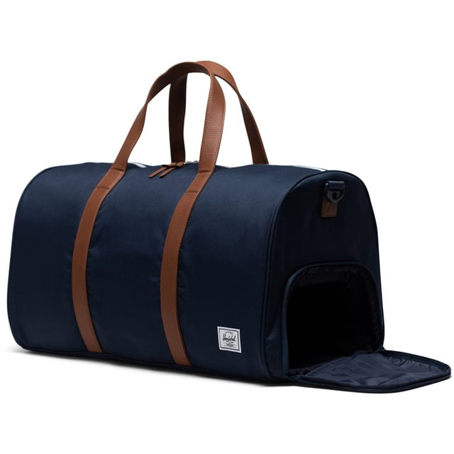 Travel tough and cleverly organized, this is the ultimate road trip duffle, built with our signature shoe compartment for that spare pair. Made with 100% recycled EcoSystem fabrics, it fits perfectly the overhead bin or the trunk of your car.
