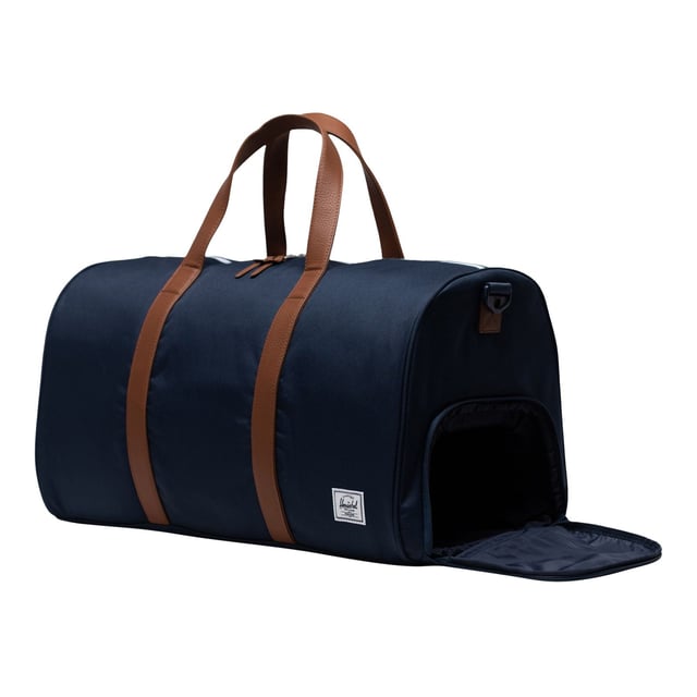 Travel tough and cleverly organized, this is the ultimate road trip duffle, built with our signature shoe compartment for that spare pair. Made with 100% recycled EcoSystem fabrics, it fits perfectly the overhead bin or the trunk of your car.