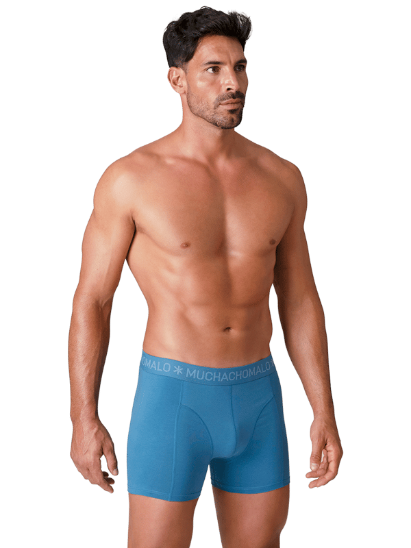De Boxershorts/Onderbroeken van Muchachomalo zitten als gegoten en zijn gemaakt van hoogwaardig katoen. Een zachte elastische logotailleband van microvezelstof zorgt voor extra comfort. Specificaties • Normale Pasvorm • Vlakke gestikte naden voor extra comfort • Zachte Waistband met het Muchachomalo Logo Onderhoud • Wassen op 30 graden • Niet in de droger • Strijken op matig warme stand (2 stippen) Waarom Muchachomalo? Muchachomalo werkt alleen met fabrieken die BSCI en OEKO-TEX gecertificeerd zijn. Deze fabrieken hebben als doel arbeidsomstandigheden continu te verbeteren. Zij strijden voor het recht op het vormen van een vakbond, veilige werkomstandigheden en zijn tegen dwang- en kinderarbeid. Ook stellen zij consumenten en bedrijven in staat om zelf verantwoordelijke beslissingen te nemen die onze planeet beschermen voor de toekomstige generaties.
