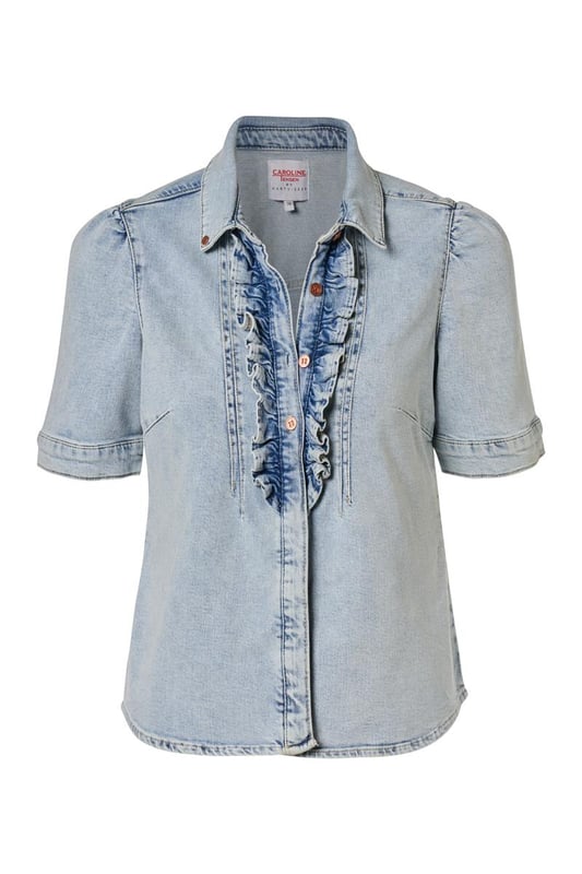 Ga deze zomer voor een trendy blouse met een denim look! Dit prachtige item uit mijn nieuwste collectie is een echte must-have voor een stijlvolle uitstraling. De blouse, uitgevoerd in een zachte lichtblauwe tint, heeft korte pofmouwen en een elegante opstaande kraag. De knoopsluiting is voorzien van speelse ruches, wat een subtiel vrouwelijke touch toevoegt. De getailleerde pasvorm en heuplengte flatteren je figuur op een natuurlijke manier. Gemaakt van biologisch katoen biedt deze blouse niet alleen stijl, maar ook ultiem comfort. Het stretchdenim vormt zich mooi naar je lichaam en benadrukt je vrouwelijke vormen. Verkrijgbaar in meerdere kleuren, zoals wit en mediumblauw.