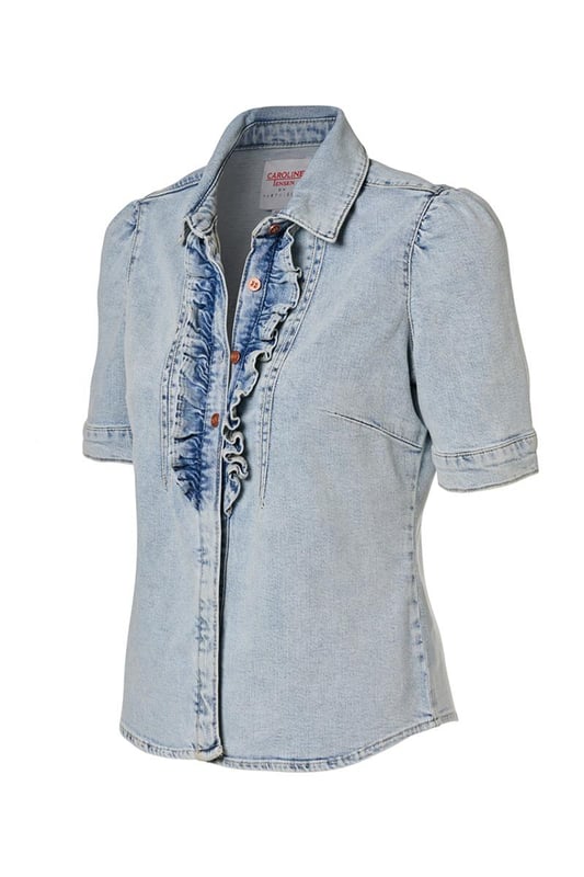 Ga deze zomer voor een trendy blouse met een denim look! Dit prachtige item uit mijn nieuwste collectie is een echte must-have voor een stijlvolle uitstraling. De blouse, uitgevoerd in een zachte lichtblauwe tint, heeft korte pofmouwen en een elegante opstaande kraag. De knoopsluiting is voorzien van speelse ruches, wat een subtiel vrouwelijke touch toevoegt. De getailleerde pasvorm en heuplengte flatteren je figuur op een natuurlijke manier. Gemaakt van biologisch katoen biedt deze blouse niet alleen stijl, maar ook ultiem comfort. Het stretchdenim vormt zich mooi naar je lichaam en benadrukt je vrouwelijke vormen. Verkrijgbaar in meerdere kleuren, zoals wit en mediumblauw.