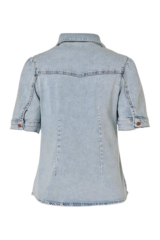 Ga deze zomer voor een trendy blouse met een denim look! Dit prachtige item uit mijn nieuwste collectie is een echte must-have voor een stijlvolle uitstraling. De blouse, uitgevoerd in een zachte lichtblauwe tint, heeft korte pofmouwen en een elegante opstaande kraag. De knoopsluiting is voorzien van speelse ruches, wat een subtiel vrouwelijke touch toevoegt. De getailleerde pasvorm en heuplengte flatteren je figuur op een natuurlijke manier. Gemaakt van biologisch katoen biedt deze blouse niet alleen stijl, maar ook ultiem comfort. Het stretchdenim vormt zich mooi naar je lichaam en benadrukt je vrouwelijke vormen. Verkrijgbaar in meerdere kleuren, zoals wit en mediumblauw.