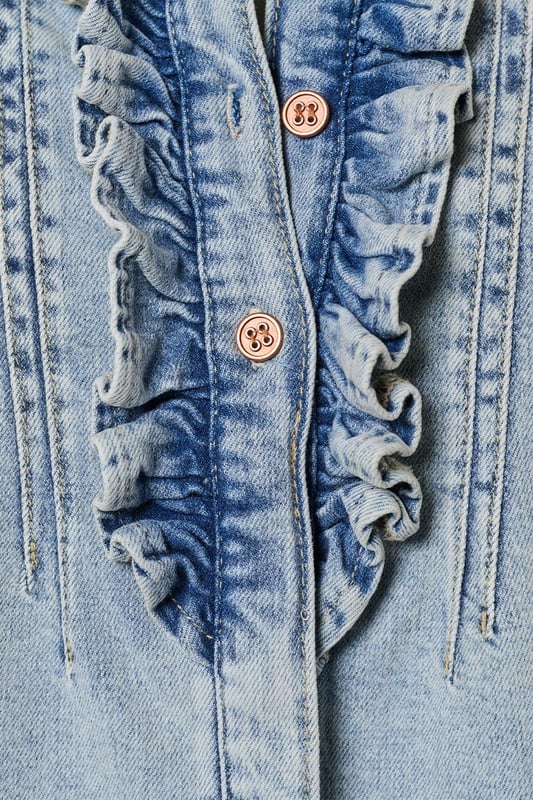Ga deze zomer voor een trendy blouse met een denim look! Dit prachtige item uit mijn nieuwste collectie is een echte must-have voor een stijlvolle uitstraling. De blouse, uitgevoerd in een zachte lichtblauwe tint, heeft korte pofmouwen en een elegante opstaande kraag. De knoopsluiting is voorzien van speelse ruches, wat een subtiel vrouwelijke touch toevoegt. De getailleerde pasvorm en heuplengte flatteren je figuur op een natuurlijke manier. Gemaakt van biologisch katoen biedt deze blouse niet alleen stijl, maar ook ultiem comfort. Het stretchdenim vormt zich mooi naar je lichaam en benadrukt je vrouwelijke vormen. Verkrijgbaar in meerdere kleuren, zoals wit en mediumblauw.