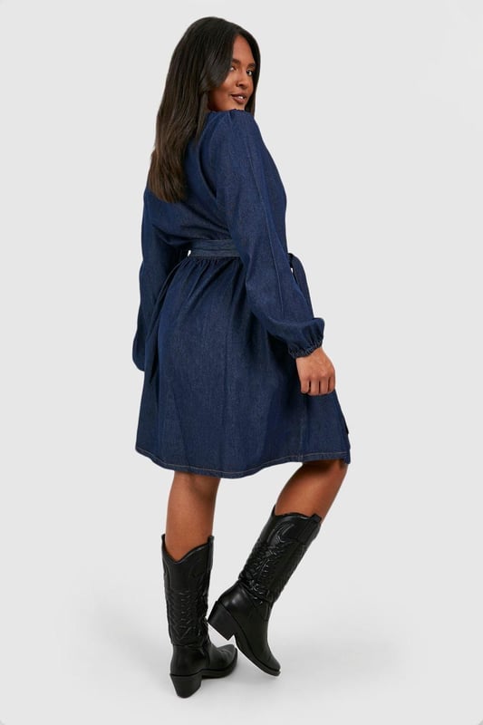 Bring a new kinda attitude in this latest piece from our collection of plus size dresses. Available in UK sizes 16-24, our range of curve dresses carries all the on-trend pieces you need to feel confident. Whether it's a plus size black dress or skater style you're adding to your basket, we promise no more awkward fits, just dresses you can depend on. Work a flattering plus size t-shirt dress or smock shapes during the day, then take on the night in sexy styles, maxi lengths and Bardot necklines. From sexy plus size dresses to work-wear appropriate options, shop it all on boohoo.Style: Denim DressFabric: DenimLength: MiniSleeve Length: Long Sleeve