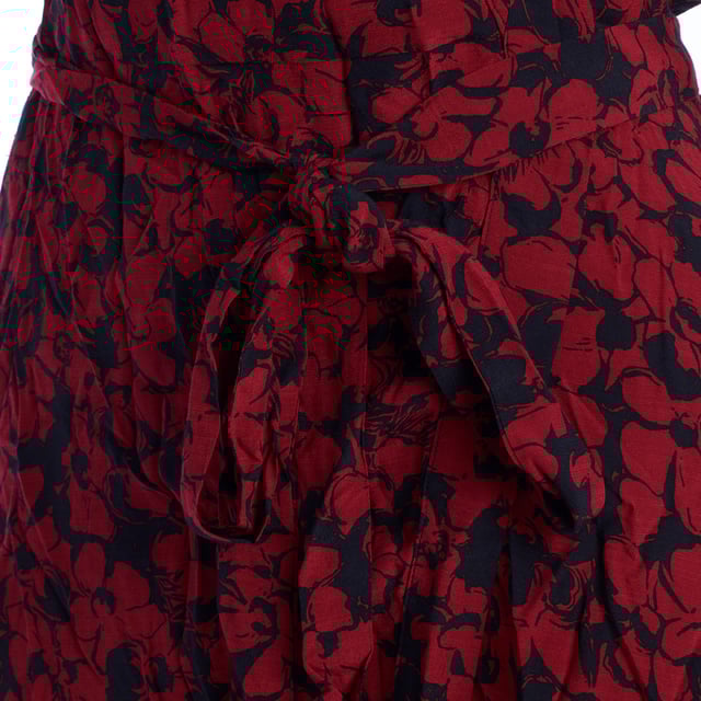 Dieses kurze Kleid von Zadig & Voltaire besticht durch seinen umhüllenden Blumendruck und die Wickel-Silhouette, die die Figur auf natürliche Weise betont. Der V-Ausschnitt verleiht Weiblichkeit, während die langen Ärmel mit elastischen Bündchen das Design ausbalancieren – perfekt für die Übergangszeit oder den lässigen Abendlook.\\n\\n Der passende Gürtel betont die Taille und betont den Körper durch einen Wickeleffekt. Der gerüschte Saum verleiht dem Kleidungsstück einen subtilen Hauch von Bewegung und wertet den Look auf, ohne seine Frische einzubüßen.\\n\\n Details:\\n - Schnitt: Crossover, kurz.\\n - Ausschnitt: V-Ausschnitt.\\n - Ärmel: Lang mit elastischem Bündchen.\\n - Taille: Dünner Gürtel aus dem gleichen Stoff.\\n - Niedrig: Mit flüssigem Lenkrad.\\n - Verschluss: Crossover mit seitlicher Schleife.\\n\\n Ein vielseitiges Kleid mit Charakter, entworfen für Frauen, die mühelosen Stil suchen. Ideal für Abendessen, Verabredungen oder jeden besonderen Anlass mit einem bohemian und modernen Touch.\\n Komposition: 100% Viskose\\n Pflege:\\nMaschinenwäsche im Schonwaschgang. Nicht bleichen. Nicht im Trockner trocknen. Bei Bedarf bei niedriger Temperatur bügeln.