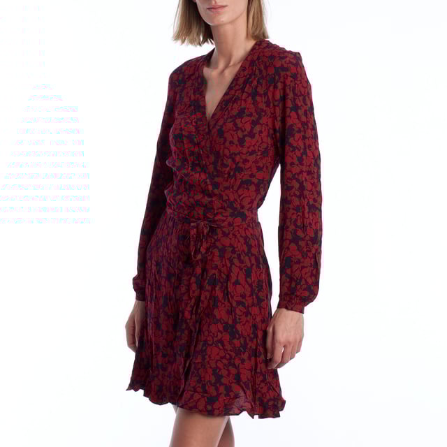 Dieses kurze Kleid von Zadig & Voltaire besticht durch seinen umhüllenden Blumendruck und die Wickel-Silhouette, die die Figur auf natürliche Weise betont. Der V-Ausschnitt verleiht Weiblichkeit, während die langen Ärmel mit elastischen Bündchen das Design ausbalancieren – perfekt für die Übergangszeit oder den lässigen Abendlook.\\n\\n Der passende Gürtel betont die Taille und betont den Körper durch einen Wickeleffekt. Der gerüschte Saum verleiht dem Kleidungsstück einen subtilen Hauch von Bewegung und wertet den Look auf, ohne seine Frische einzubüßen.\\n\\n Details:\\n - Schnitt: Crossover, kurz.\\n - Ausschnitt: V-Ausschnitt.\\n - Ärmel: Lang mit elastischem Bündchen.\\n - Taille: Dünner Gürtel aus dem gleichen Stoff.\\n - Niedrig: Mit flüssigem Lenkrad.\\n - Verschluss: Crossover mit seitlicher Schleife.\\n\\n Ein vielseitiges Kleid mit Charakter, entworfen für Frauen, die mühelosen Stil suchen. Ideal für Abendessen, Verabredungen oder jeden besonderen Anlass mit einem bohemian und modernen Touch.\\n Komposition: 100% Viskose\\n Pflege:\\nMaschinenwäsche im Schonwaschgang. Nicht bleichen. Nicht im Trockner trocknen. Bei Bedarf bei niedriger Temperatur bügeln.