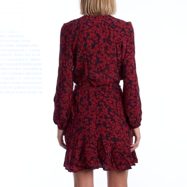 Dieses kurze Kleid von Zadig & Voltaire besticht durch seinen umhüllenden Blumendruck und die Wickel-Silhouette, die die Figur auf natürliche Weise betont. Der V-Ausschnitt verleiht Weiblichkeit, während die langen Ärmel mit elastischen Bündchen das Design ausbalancieren – perfekt für die Übergangszeit oder den lässigen Abendlook.\\n\\n Der passende Gürtel betont die Taille und betont den Körper durch einen Wickeleffekt. Der gerüschte Saum verleiht dem Kleidungsstück einen subtilen Hauch von Bewegung und wertet den Look auf, ohne seine Frische einzubüßen.\\n\\n Details:\\n - Schnitt: Crossover, kurz.\\n - Ausschnitt: V-Ausschnitt.\\n - Ärmel: Lang mit elastischem Bündchen.\\n - Taille: Dünner Gürtel aus dem gleichen Stoff.\\n - Niedrig: Mit flüssigem Lenkrad.\\n - Verschluss: Crossover mit seitlicher Schleife.\\n\\n Ein vielseitiges Kleid mit Charakter, entworfen für Frauen, die mühelosen Stil suchen. Ideal für Abendessen, Verabredungen oder jeden besonderen Anlass mit einem bohemian und modernen Touch.\\n Komposition: 100% Viskose\\n Pflege:\\nMaschinenwäsche im Schonwaschgang. Nicht bleichen. Nicht im Trockner trocknen. Bei Bedarf bei niedriger Temperatur bügeln.