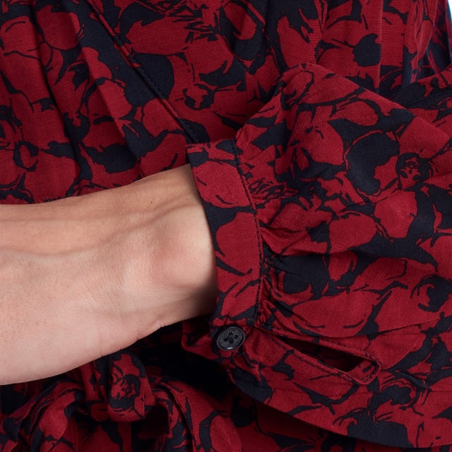 Dieses kurze Kleid von Zadig & Voltaire besticht durch seinen umhüllenden Blumendruck und die Wickel-Silhouette, die die Figur auf natürliche Weise betont. Der V-Ausschnitt verleiht Weiblichkeit, während die langen Ärmel mit elastischen Bündchen das Design ausbalancieren – perfekt für die Übergangszeit oder den lässigen Abendlook.\\n\\n Der passende Gürtel betont die Taille und betont den Körper durch einen Wickeleffekt. Der gerüschte Saum verleiht dem Kleidungsstück einen subtilen Hauch von Bewegung und wertet den Look auf, ohne seine Frische einzubüßen.\\n\\n Details:\\n - Schnitt: Crossover, kurz.\\n - Ausschnitt: V-Ausschnitt.\\n - Ärmel: Lang mit elastischem Bündchen.\\n - Taille: Dünner Gürtel aus dem gleichen Stoff.\\n - Niedrig: Mit flüssigem Lenkrad.\\n - Verschluss: Crossover mit seitlicher Schleife.\\n\\n Ein vielseitiges Kleid mit Charakter, entworfen für Frauen, die mühelosen Stil suchen. Ideal für Abendessen, Verabredungen oder jeden besonderen Anlass mit einem bohemian und modernen Touch.\\n Komposition: 100% Viskose\\n Pflege:\\nMaschinenwäsche im Schonwaschgang. Nicht bleichen. Nicht im Trockner trocknen. Bei Bedarf bei niedriger Temperatur bügeln.