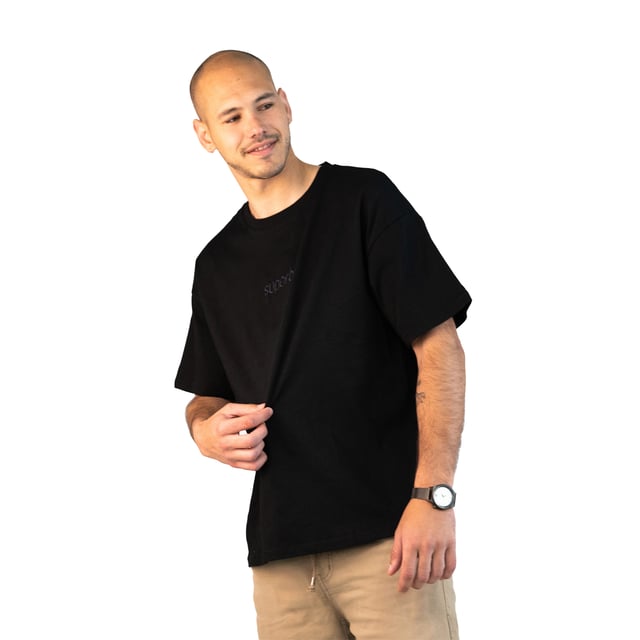 A statement-making staple. This Superb T-shirt combines minimalist style with a streetwear touch thanks to its loose fit and clean design. Perfect for relaxed looks that stand out.\\n\\n Details:\\n - Extra oversized cut, with dropped shoulders for a casual and modern fit.\\n - Wide double stitch on cuffs and hem.\\n - Tone-on-tone embroidered Superb logo on the chest adds a subtle touch of branding.\\n - Reinforced round neck, comfortable and durable.\\n - Soft and durable fabric, ideal for everyday use.\\n\\n A versatile oversized tee with attitude for those looking for effortless style. Ideal for urban or casual outfits with a distinctive touch.\\n Composition: 97% Cotton, 3% Elastane\\n Care:\\nMachine wash at maximum 30°C.\\n Do not use bleach.\\n Iron at low temperature.\\n Do not tumble dry.\\n Wash and iron inside out to preserve the embroidery.